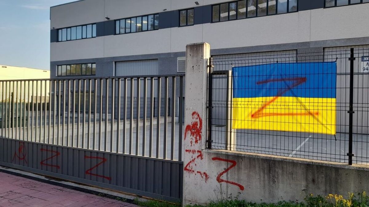 Denuncian pintadas prorrusas en un local de ayuda a Ucrania en Lezama Denuncian pintadas prorrusas en un local de ayuda a Ucrania en Lezama