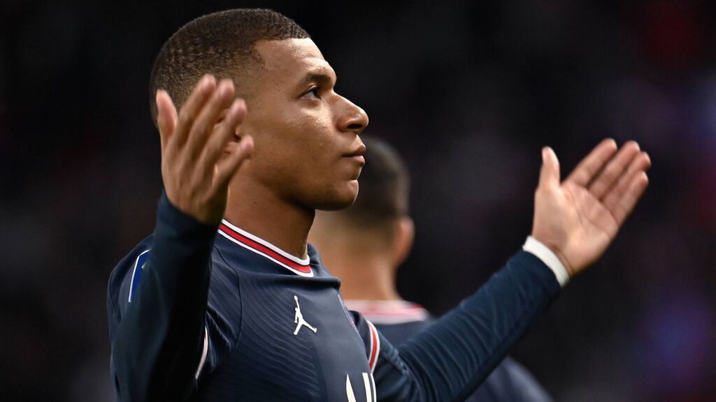 Mbappé sigue sin aclarar su futuro y su entorno viajará en breve a Madrid