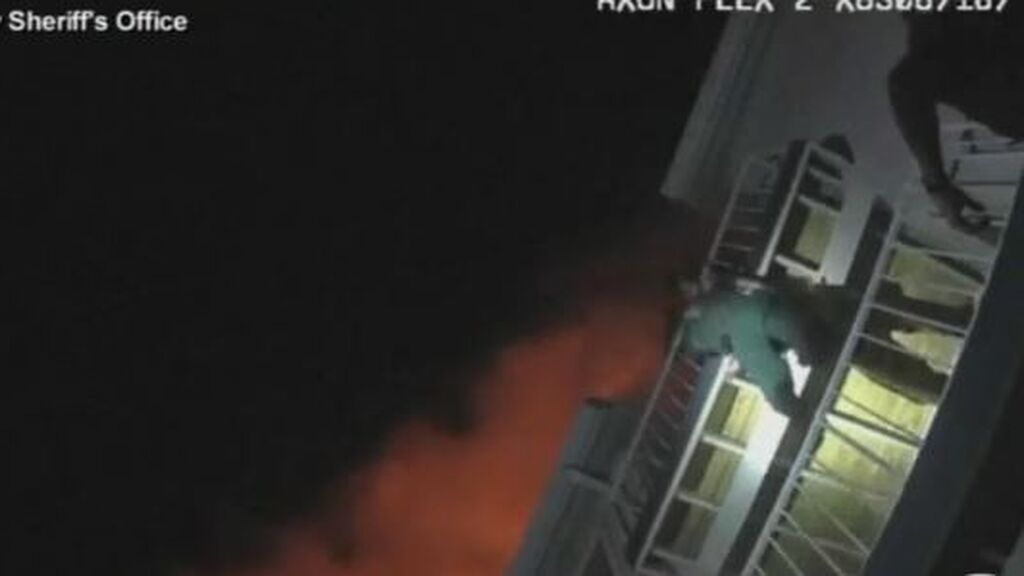 Dramático rescate de una bebé de un año de un piso en llamas en Florida