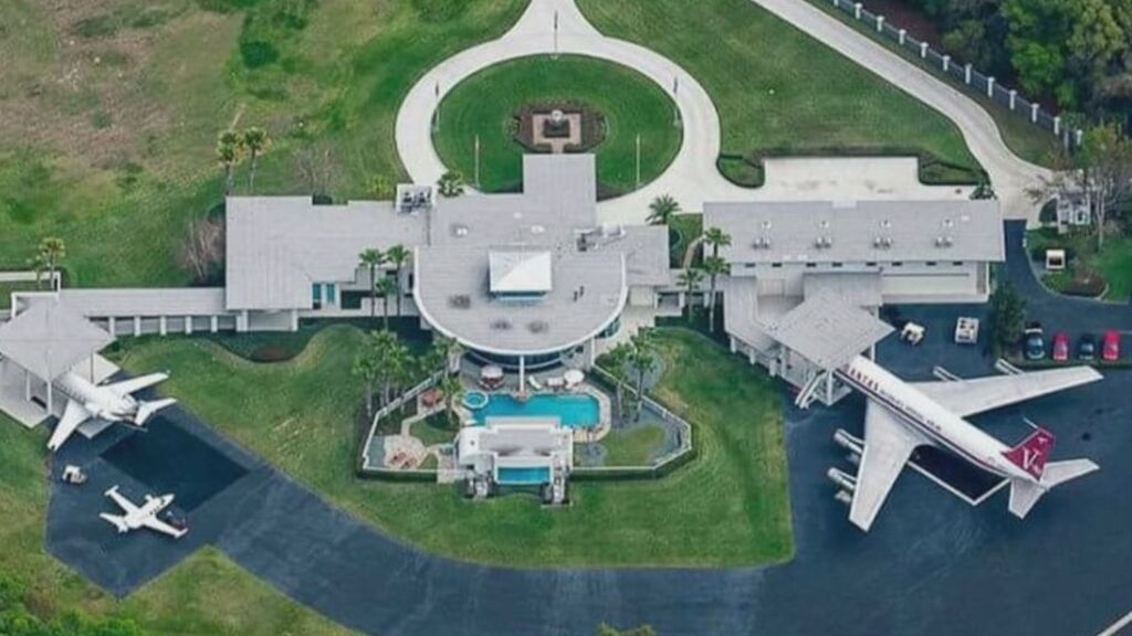 La vivienda cuenta con una piscina y una pista de golf.