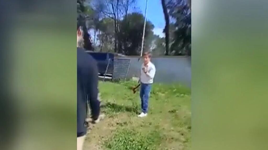 El alcalde de Caldes de Malavella se encara con un hacha a los okupas que habían asaltado su propiedad