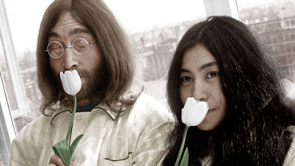 John Lennon junto a Yoko Ono.