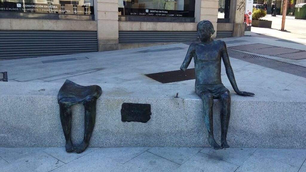 Detenidos dos turistas portugueses por arrancar piezas de una escultura en Vigo