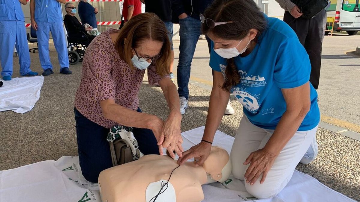 El Colegio de Médicos de Málaga homenajea a los héroes del socorrismo: "La RCP triplica la tasa de supervivencia" El Colegio de Médicos de Málaga homenajea a los héroes del socorrismo: "La RCP triplica la tasa de supervivencia"