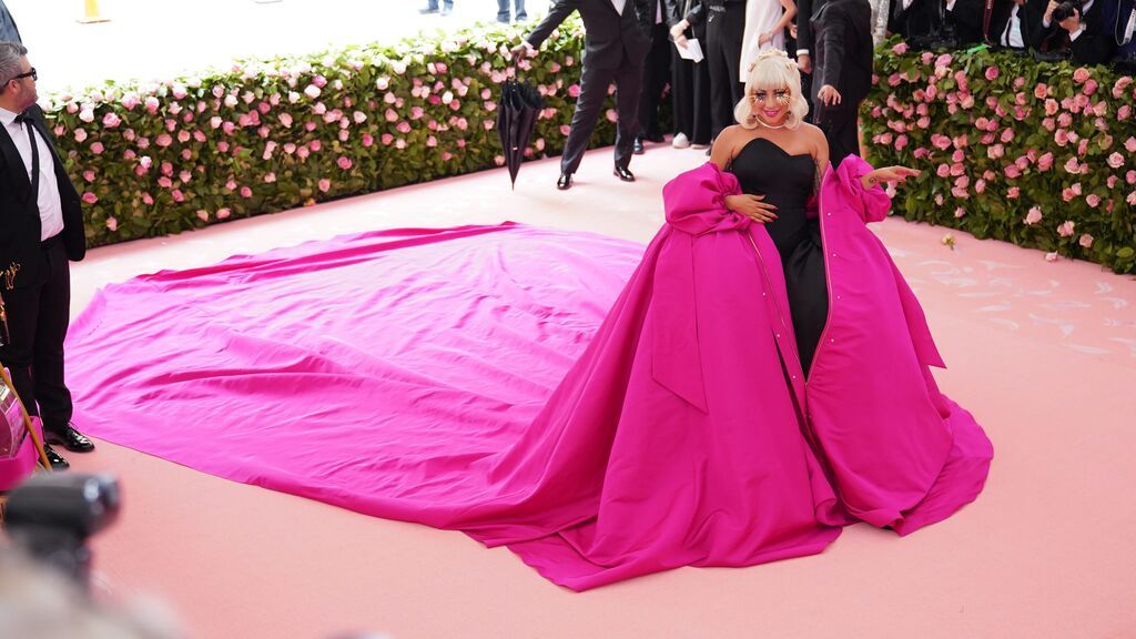 En la gala de 2019, Lady Gaga lució una impresionante cola rosa fucsia.