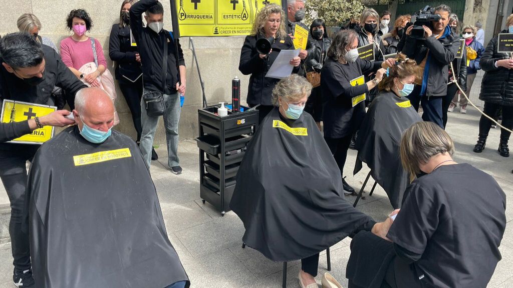 Corte de pelo y pedicura gratis en Lugo para pedir que el IVA del sector de la belleza baje al 10%