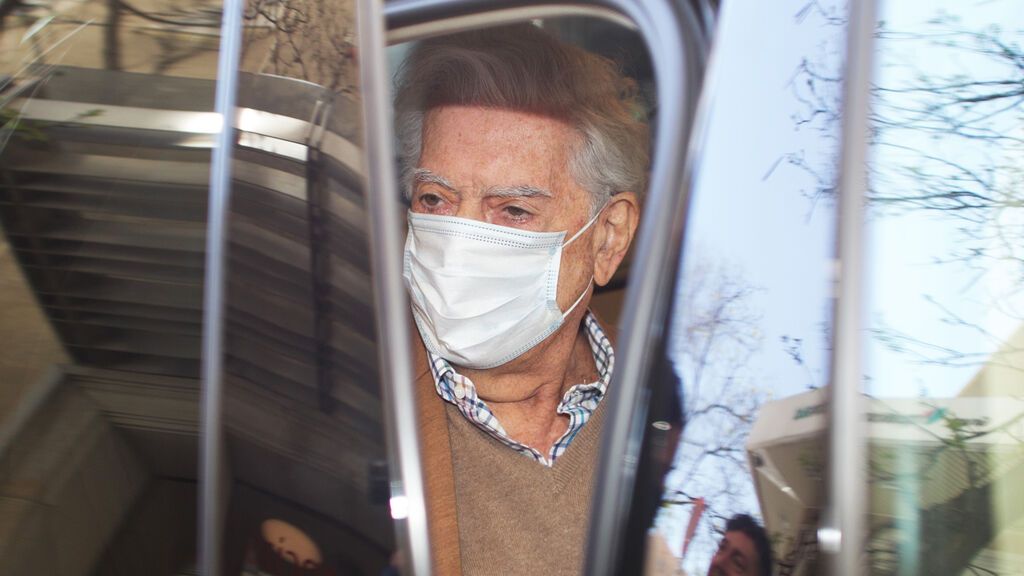 Vargas Llosa abandonando el hospital tras ser ingresado por coronavirus