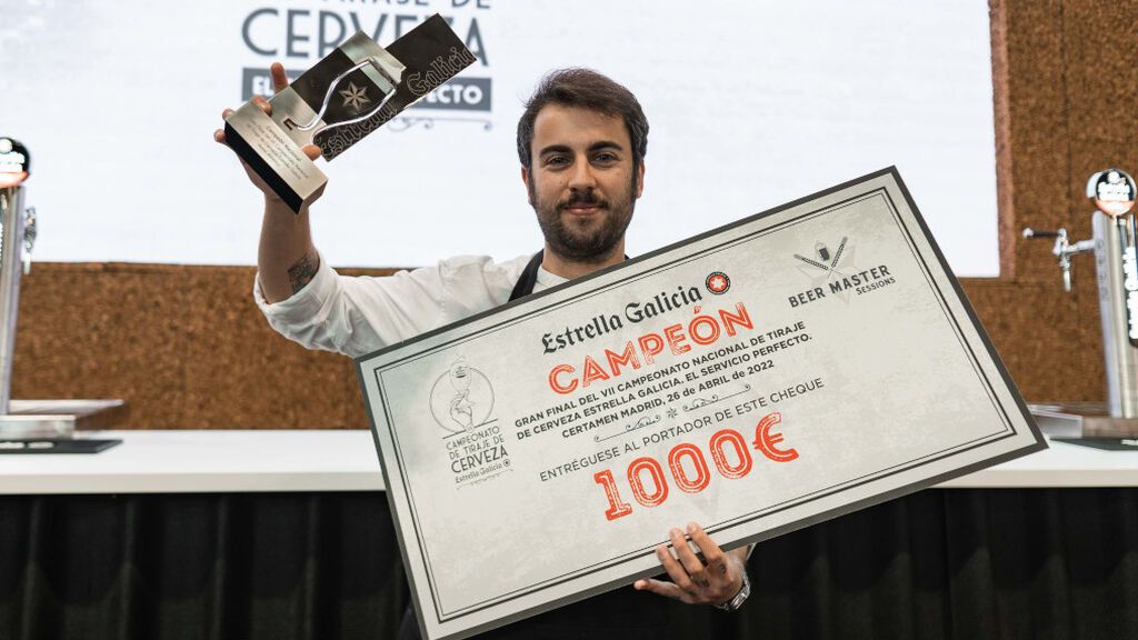 Gustavo Rey, con el trofeo y el cheque.