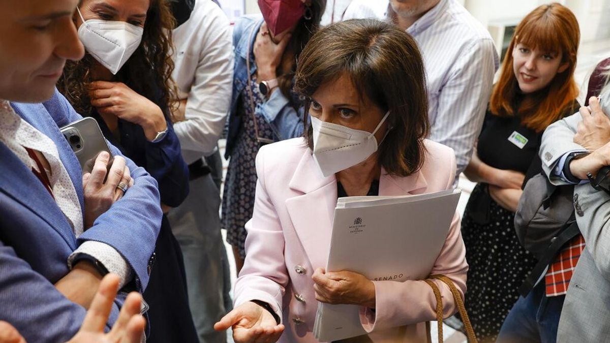 Robles da la cara por el CNI: "Cumple con la ley, esto es una democracia" Robles da la cara por el CNI: "Cumple con la ley, esto es una democracia"