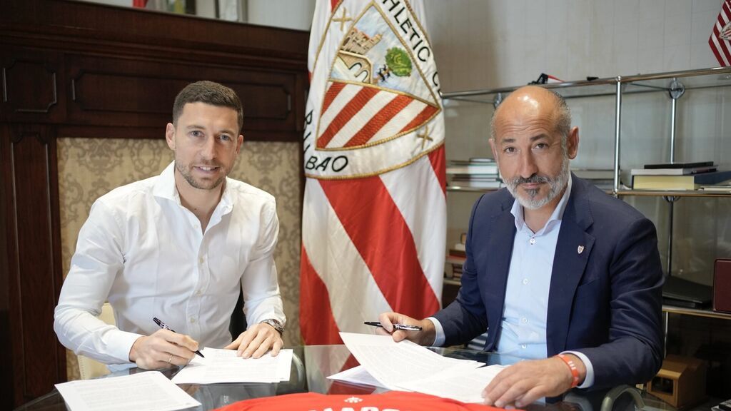 De Marcos y Elizegi en el momento de la firma.