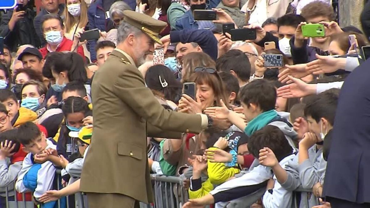 El rey Felipe VI visita el cuartel de la Guardia Civil de Sarria para conocer su labor en el Camino de Santiago El rey Felipe VI visita el cuartel de la Guardia Civil de Sarria para conocer su labor en el Camino de Santiago