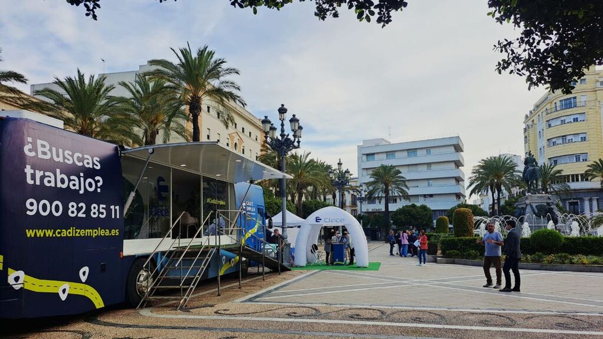 Un bus recorre Cádiz, epicentro del paro, ofreciendo 200 empleos: "Me ha cambiado la vida en 5 minutos" Un bus recorre Cádiz, epicentro del paro, ofreciendo 200 empleos: "Me ha cambiado la vida en 5 minutos"