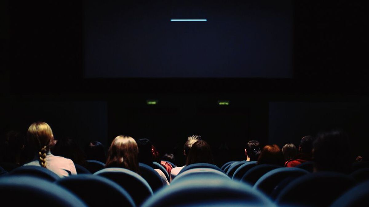 Un espectador pone a parir a un cine en una reseña... hasta que descubre que es miope