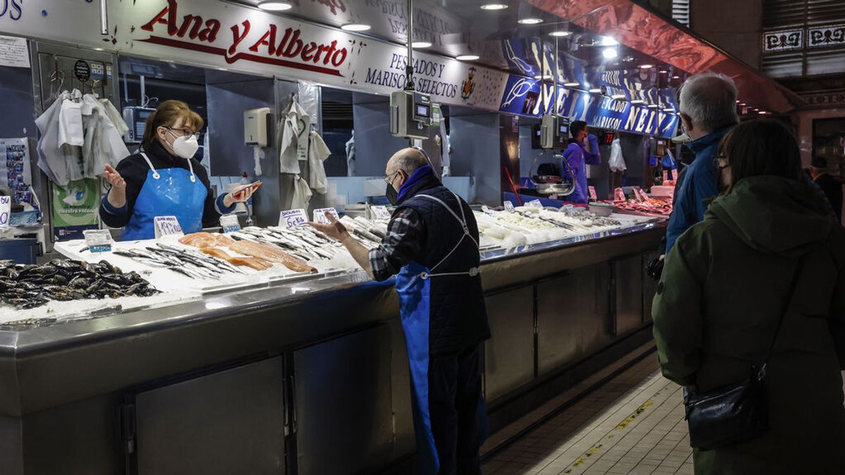 EuropaPress_4338496_dos_vendedores_charlan_puesto_pescado_marisco_mercado_central_valencia_24 EuropaPress_4338496_dos_vendedores_charlan_puesto_pescado_marisco_mercado_central_valencia_24