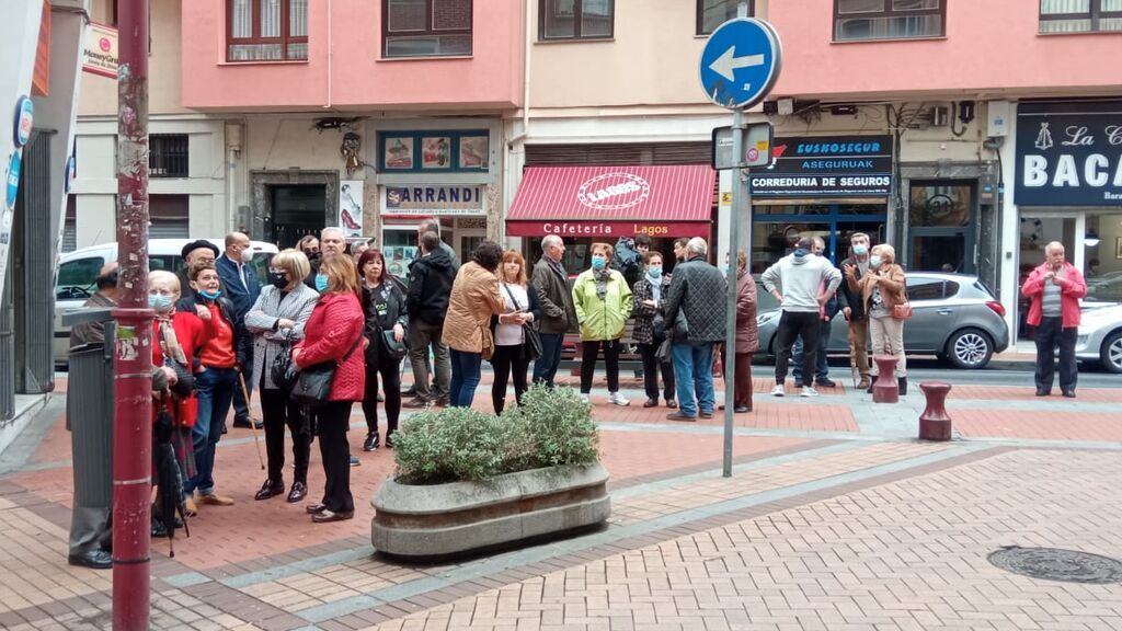 Los vecinos concentrados frente al inmueble con la vivienda ocupada.
