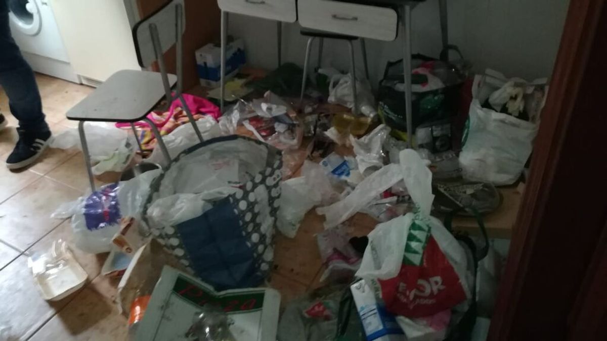 Vecinos de Barakaldo logran desalojar un piso que los ocupas han dejado destrozado Vecinos de Barakaldo logran desalojar un piso que los ocupas han dejado destrozado