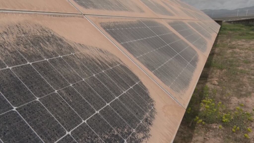 La calima reduce un 50% la producción de energía solar en Granada
