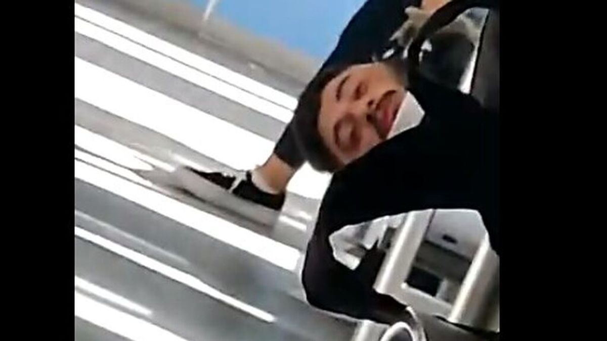 Un hombre queda atrapado bajo el reposabrazos de un tren por una siesta y el vídeo se vuelve viral