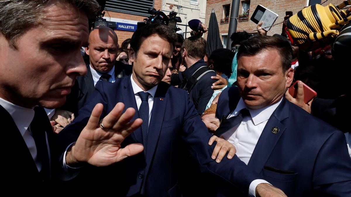 Lanzan tomates a Macron durante la visita a un mercado cerca de París Lanzan tomates a Macron durante la visita a un mercado cerca de París