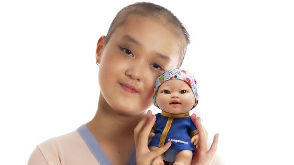 Luci, una niña de Málaga en tratamiento oncológico, diseña el nuevo Baby Pelón inspirado en su familia Luci, una niña de Málaga en tratamiento oncológico, diseña el nuevo Baby Pelón inspirado en su familia