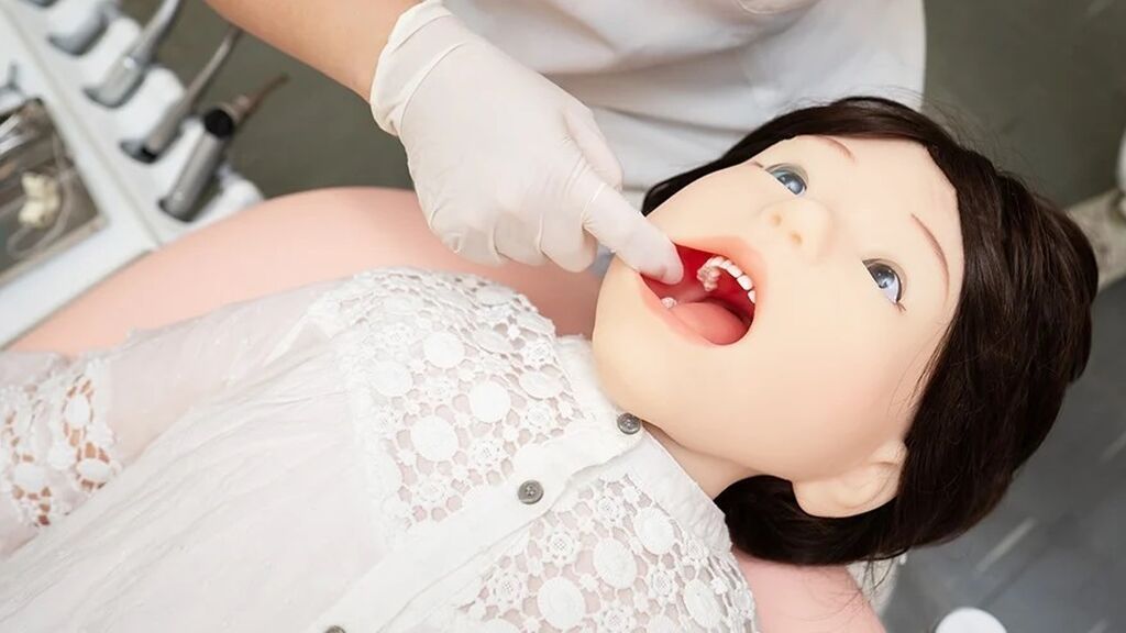 Inventan en Japón un niño androide para las prácticas de los dentistas