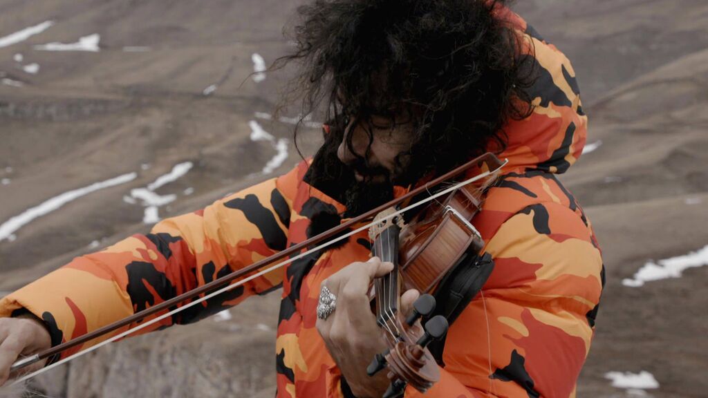 El emocionante concierto de violín de Ara Malikian en la cima de las montañas de Sartsapat: "Me he reencontrado con mis raíces"