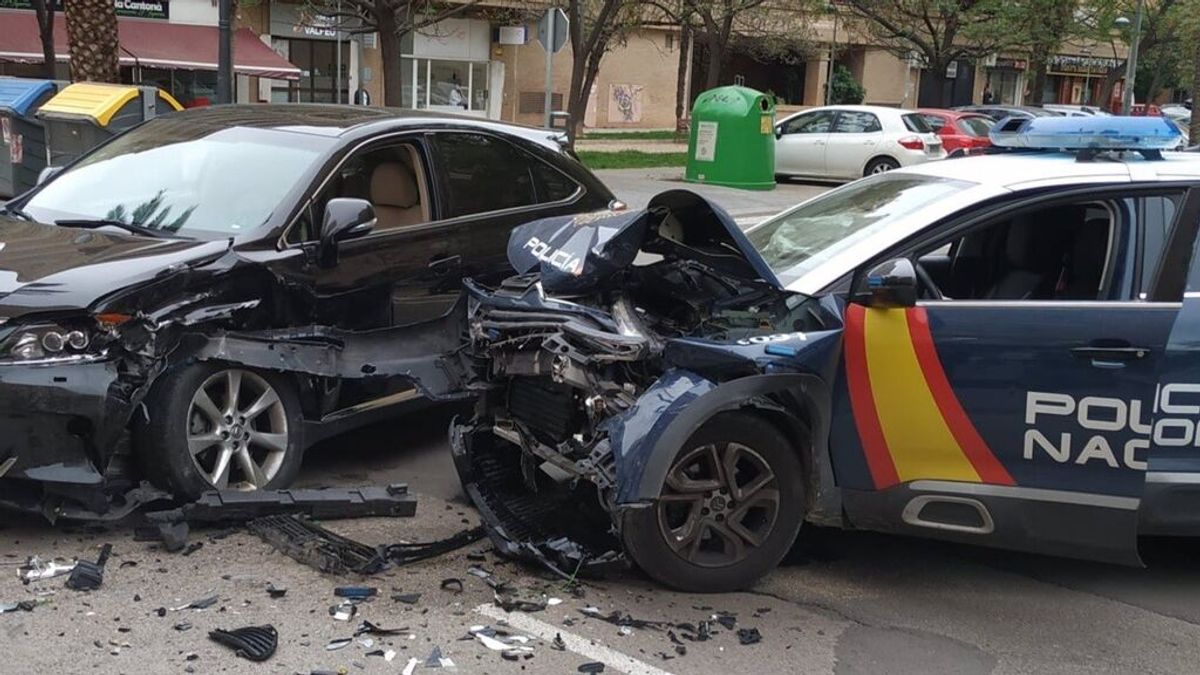 Se salta un stop en Valencia y se estrella contra una patrulla de la Policía Nacional Se salta un stop en Valencia y se estrella contra una patrulla de la Policía Nacional