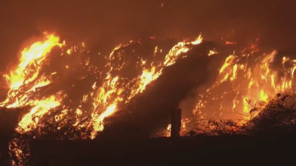 Un gran incendio iniciado en un vertedero sacude Nueva Delhi