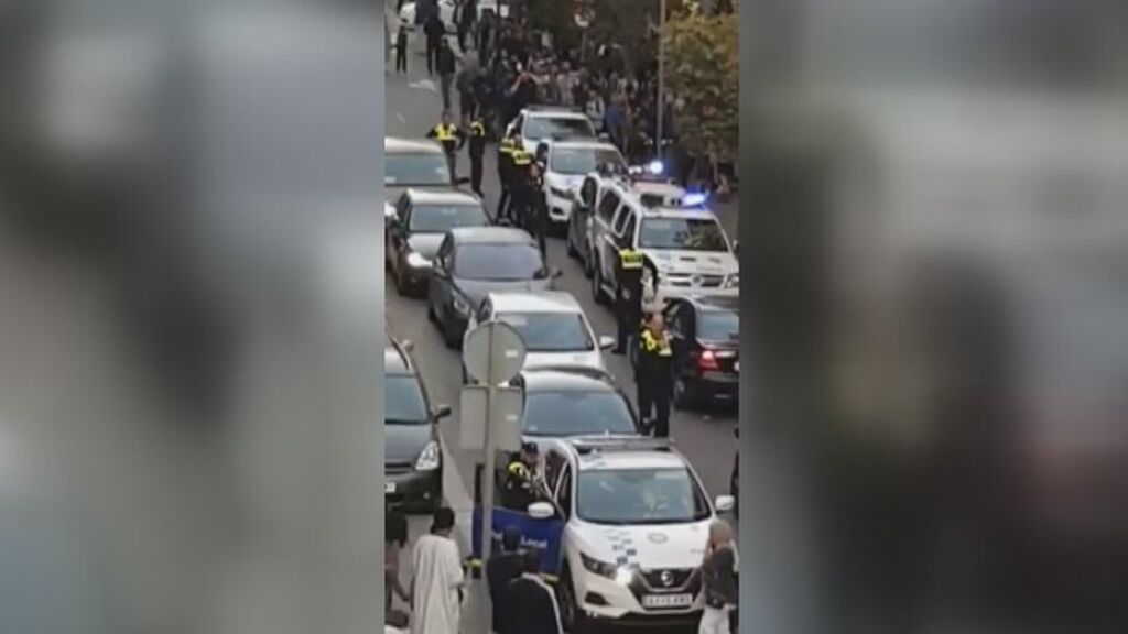 Centenares de personas agreden a la policía local de Mataró