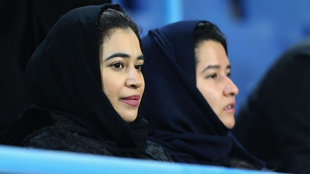 Mujeres en un campo de Fútbol en Arabia Saudí