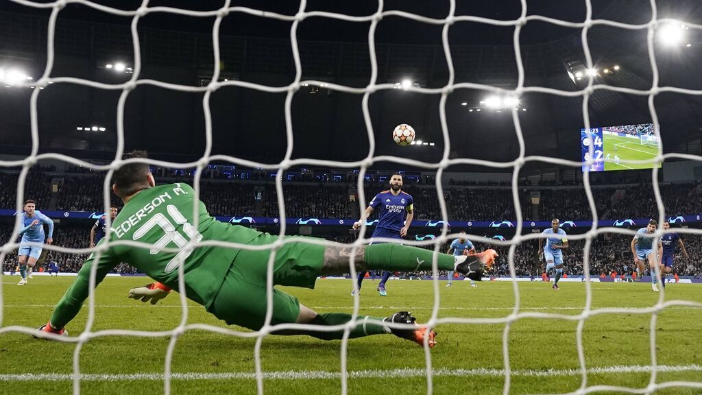 La obra de arte de Benzema: penalti a lo 'Panenka' en el momento de más tensión