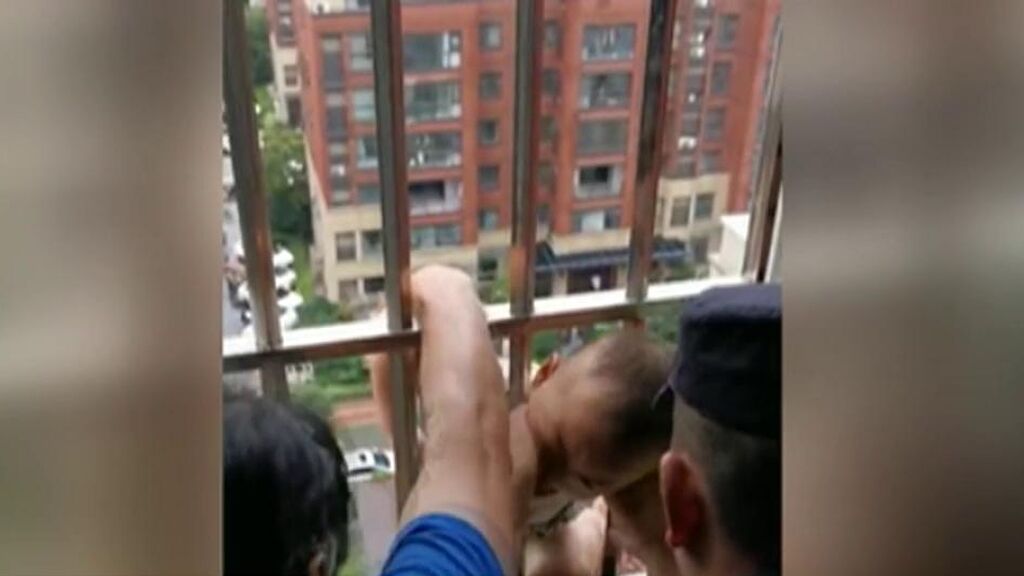 Un niño quedó atrapado por la cabeza en los barrotes de una ventana en una casa en China