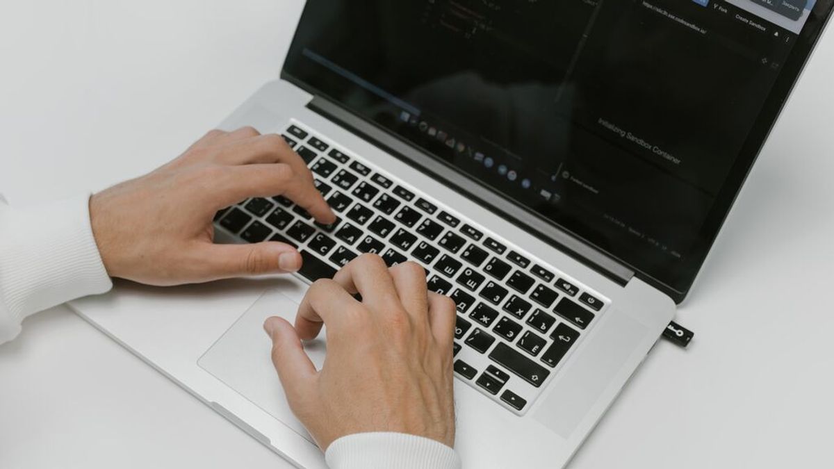 Dos años de cárcel por entrar al email de su exmujer en Sanxenxo y crear un dossier "íntimo" Dos años de cárcel por entrar al email de su exmujer en Sanxenxo y crear un dossier "íntimo"