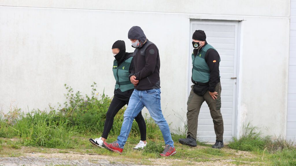 EuropaPress_4407678_varios_policias_sacan_persona_detenida_edificio_dia_llevado_cabo_nuevo