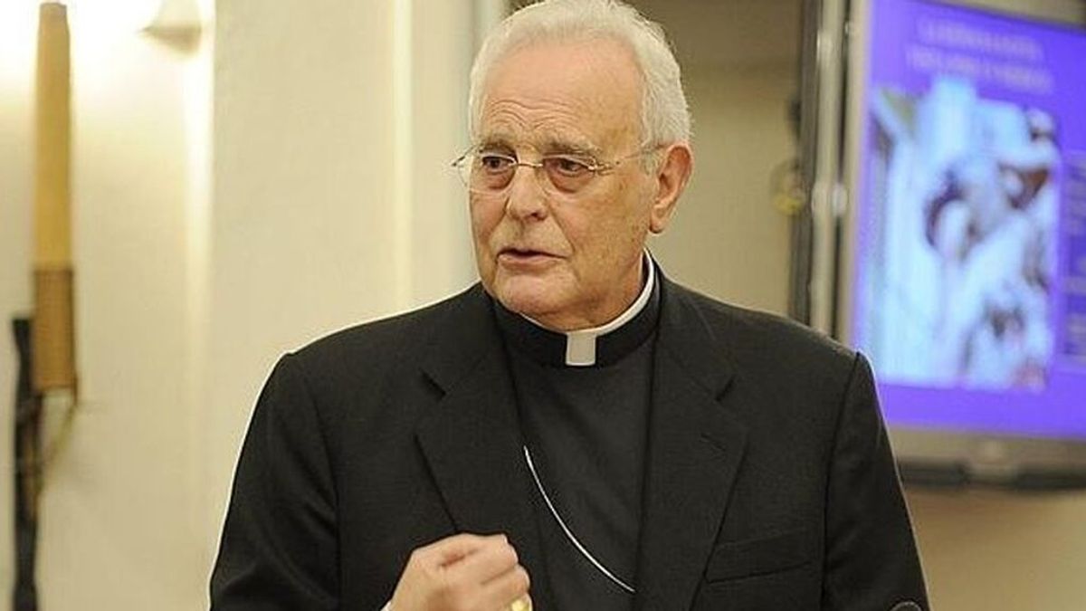 Largas colas en el Ayuntamiento de Sevilla para dar el último adiós al cardenal Amigo Vallejo Largas colas en el Ayuntamiento de Sevilla para dar el último adiós al cardenal Amigo Vallejo