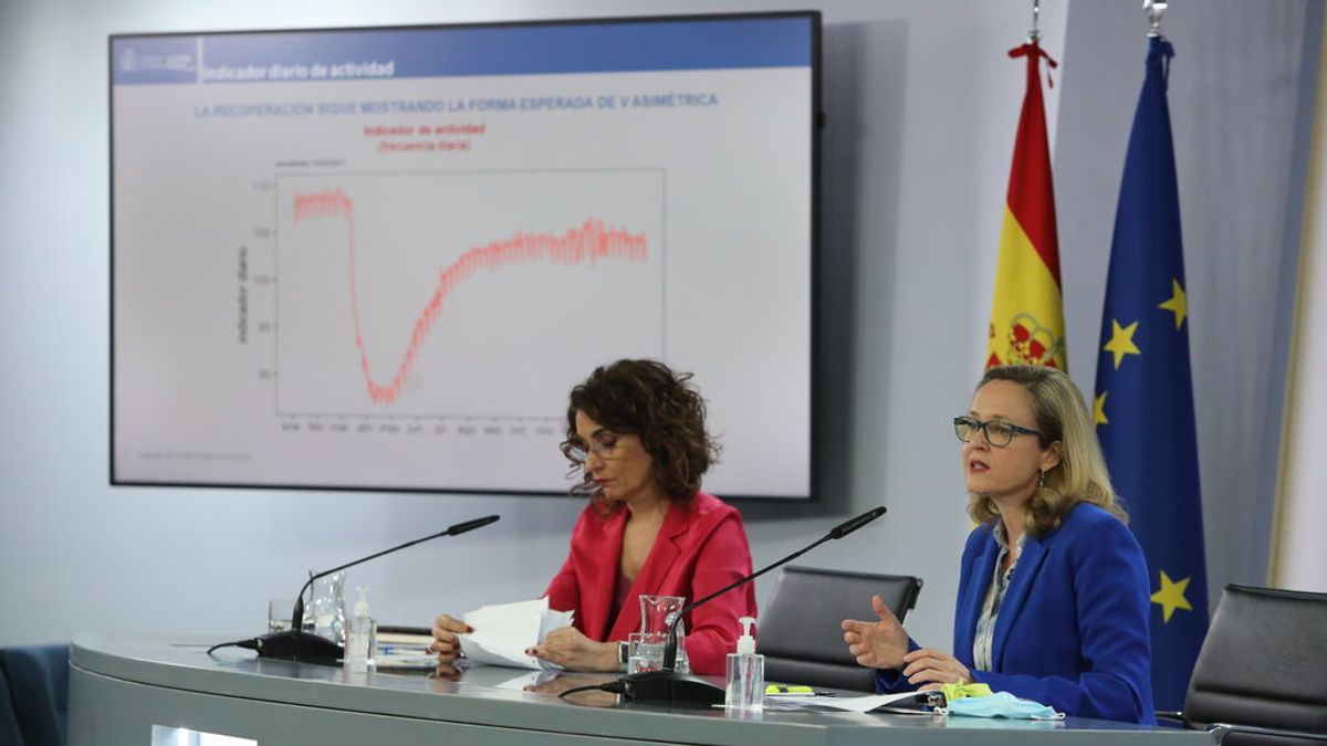 La ministra portavoz y ministra de Hacienda, María Jesús Montero (i); y la vicepresidenta tercera y ministra de Asuntos Económicos y Transformación Digital, Nadia Calviño. La ministra portavoz y ministra de Hacienda, María Jesús Montero (i); y la vicepresidenta tercera y ministra de Asuntos Económicos y Transformación Digital, Nadia Calviño.