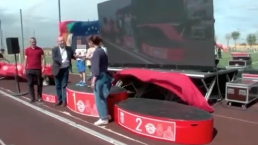 Una pantalla gigante cae sobre tres niños durante una entrega de trofeos en Dos Hermanas