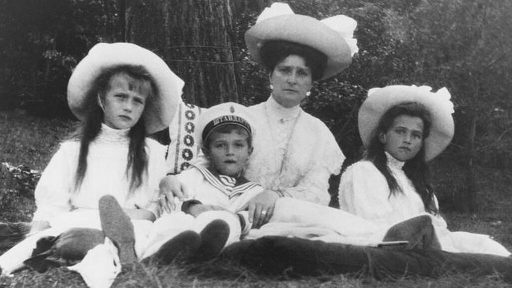 El zar y sus hermanos fueron asesinados finalmente en 1917.