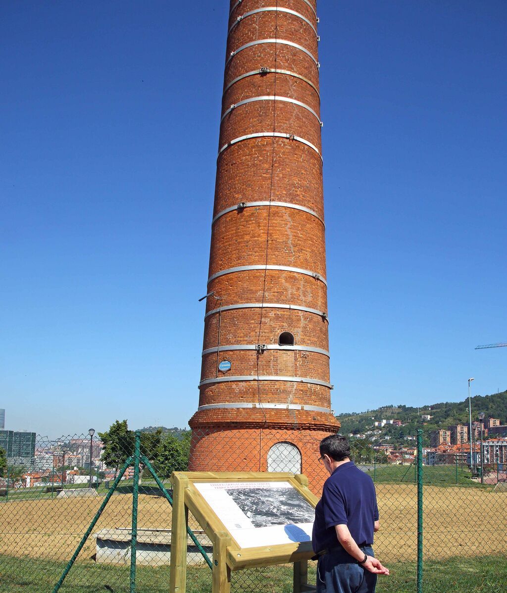La chimenea es testigo del pasado industrial de Bilbao.