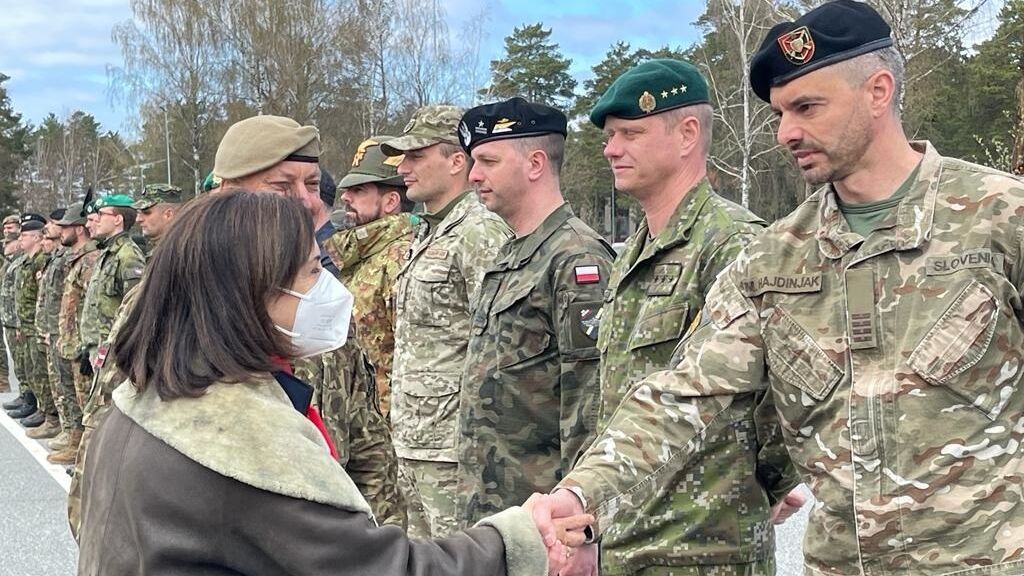 La ministra de Defensa, Margarita Robles, en una visita a las tropas españolas en la base de Adazi (Letonia)