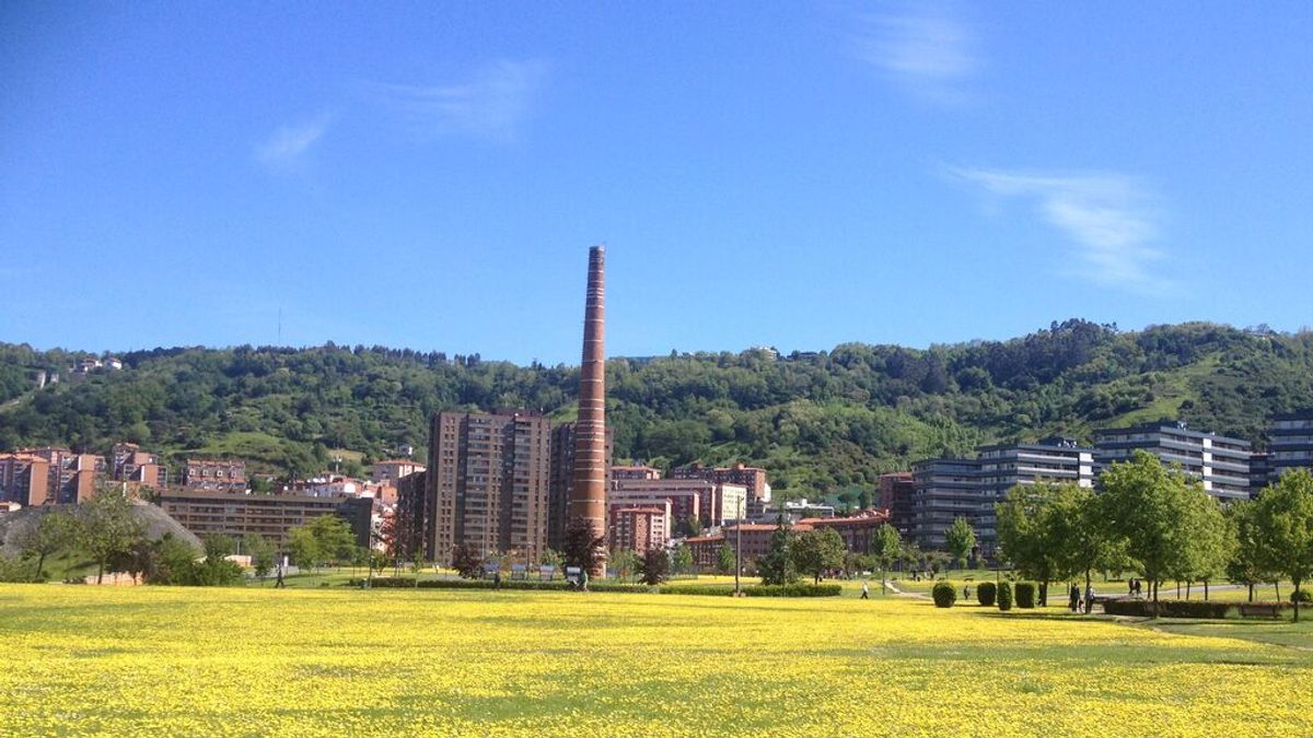 La histórica chimenea del parque Etxebarria de Bilbao se somete a un lavado de cara