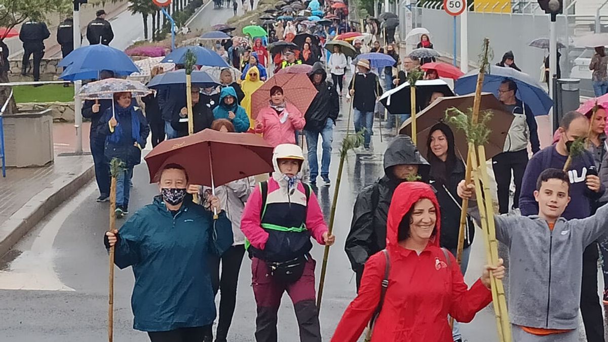 La lluvia no empaña la ilusión de los miles de peregrinos que acompañan a la Santa Faz en Alicante