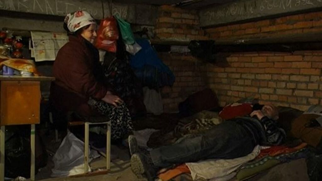La difícil vida de miles de ucranianos que viven bajo tierra desde que comenzó la guerra hace dos meses