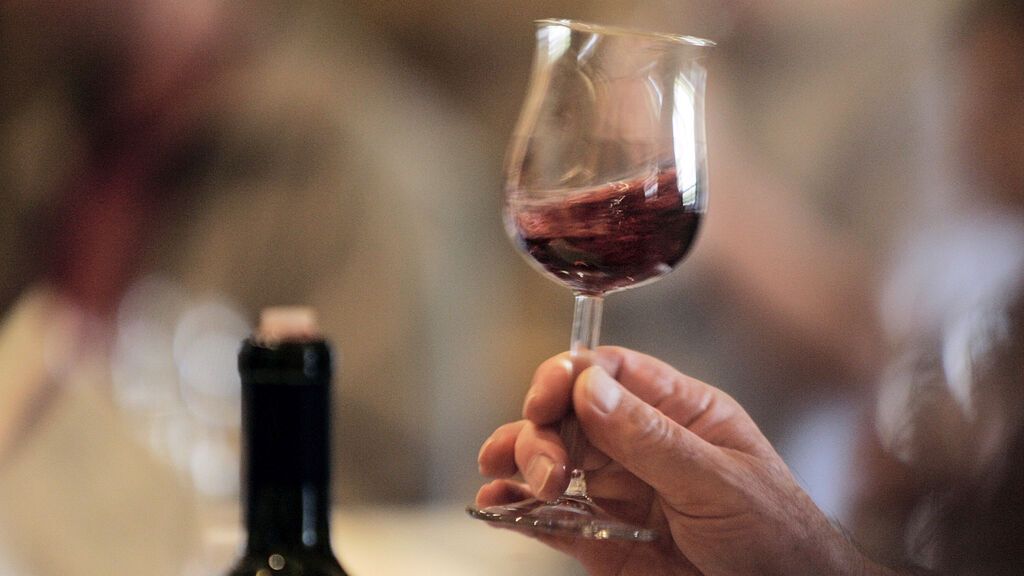 Alcohol y salud cardiovascular: ¿Es o no saludable beber "una copita de vino al día"?