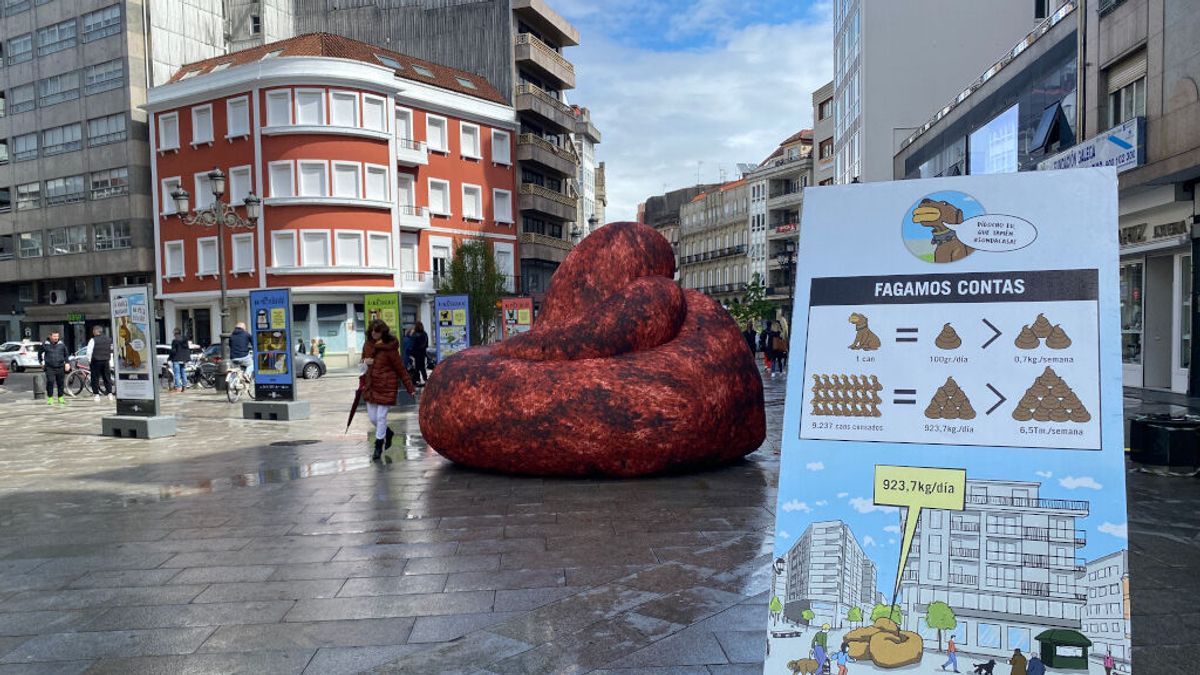 Una caca gigante trata de concienciar a los dueños de los perros en Vilagarcía de Arousa Una caca gigante trata de concienciar a los dueños de los perros en Vilagarcía de Arousa
