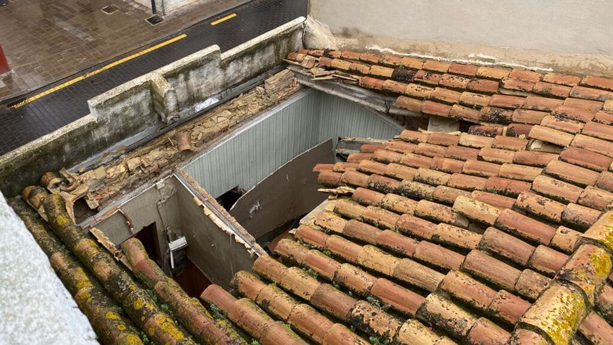 Una anciana herida tras quedar atrapada entre los escombros al derrumbarse su casa en Valencia Una anciana herida tras quedar atrapada entre los escombros al derrumbarse su casa en Valencia