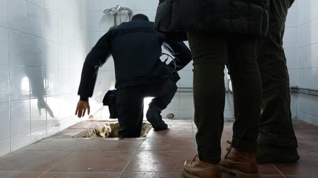 Descubren en una nave de Vilanova un zulo subterráneo con agua para probar narcolanchas