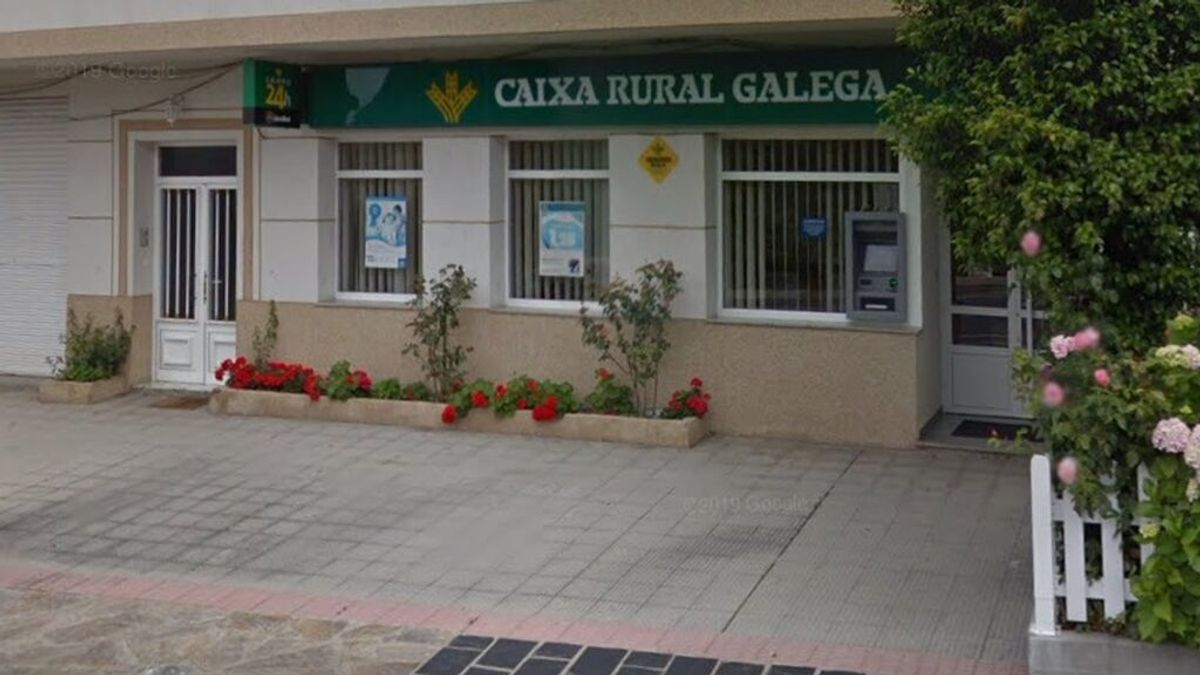 Asalta una oficina bancaria de Folgoso do Courel y huye dejando atado al director Asalta una oficina bancaria de Folgoso do Courel y huye dejando atado al director