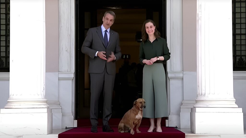 Peanut, el perro del primer ministro griego que se cuela en las fotos oficiales