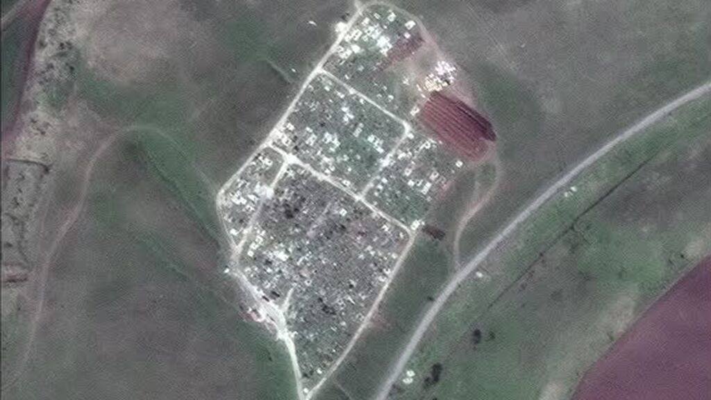 Imágenes de satélite detectan una tercera fosa común cerca de Mariúpol
